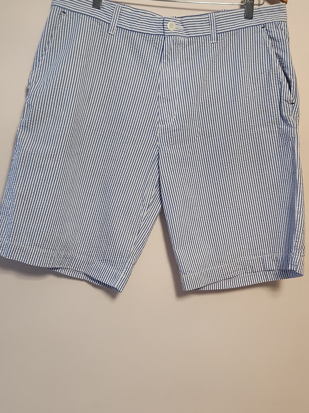 Old Navy Blue and White Cotton Seersucker Striped Shorts Size 36 Waist Mens